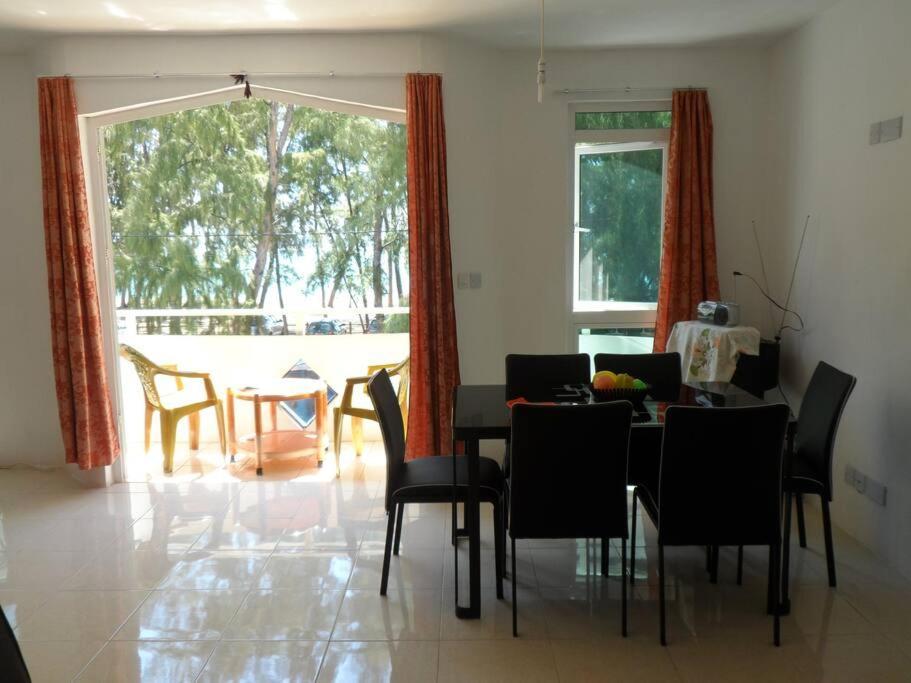 Sea Front 2 Bedrooms Apartment Flic en Flac ภายนอก รูปภาพ