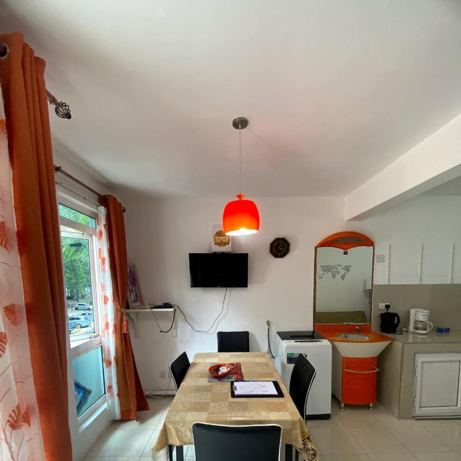 Sea Front 2 Bedrooms Apartment Flic en Flac ภายนอก รูปภาพ